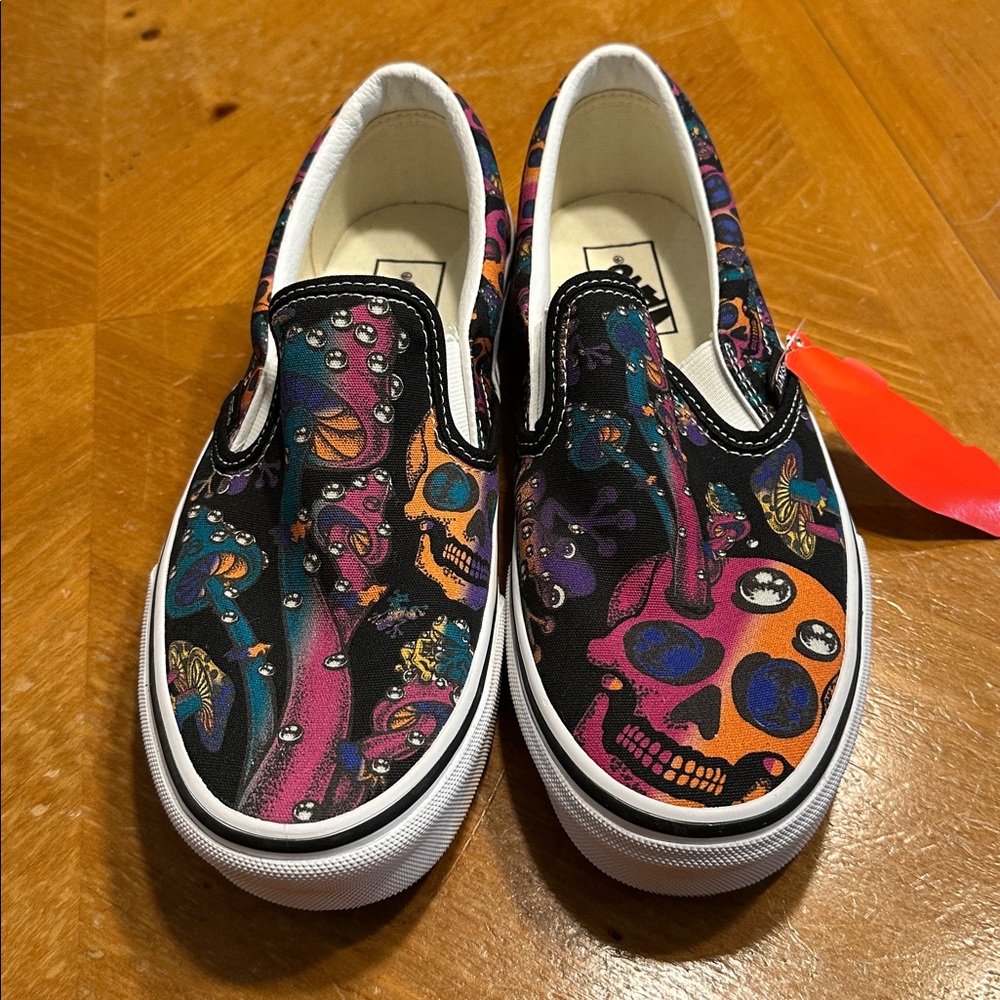 Women’s VANS Sneakers Classic Slip-On Peace Paisley Skulls Size 9 NEW - Picture 2 of 5